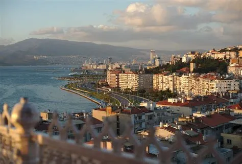 Yedi Kuleler: Tarihin İçinde Bir Yolculuk ve Muhteşem İzmir Manzarası!